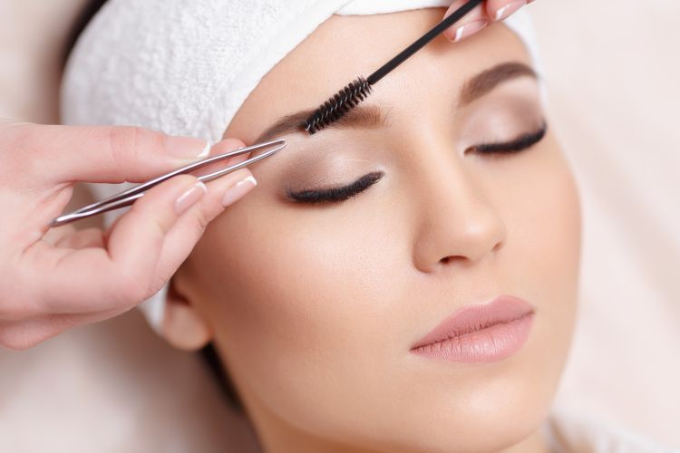 Wimpern und Augenbrauen