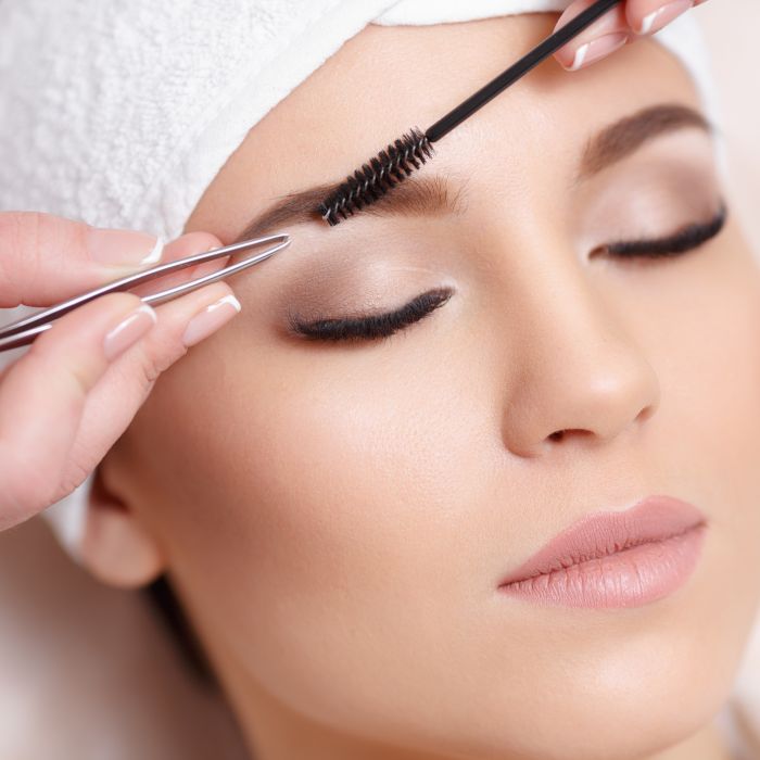 Wimpern und Augenbrauen